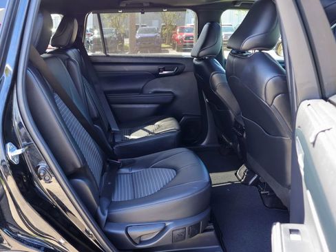 Used 2024 Toyota Highlander XSE FWD image 11