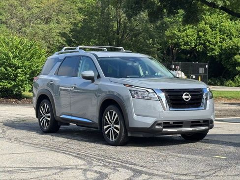 Used 2024 Nissan Pathfinder Platinum image 1