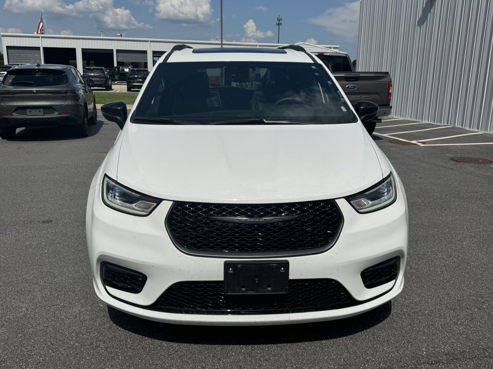 Used 2025 Chrysler Pacifica Limited FWD image 2