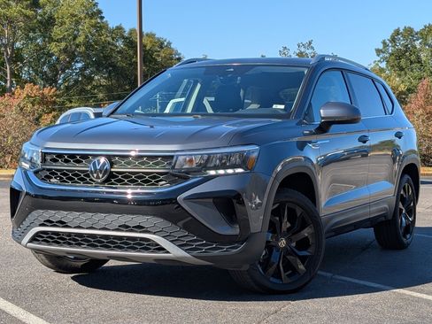 Used 2024 Volkswagen Taos SE w/ Panoramic Sunroof Package image 4