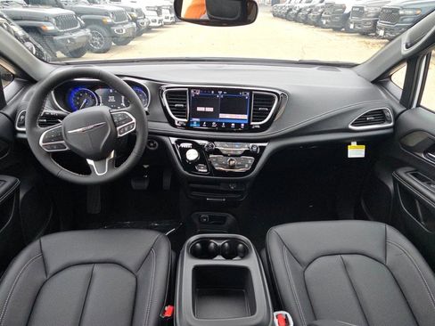 New 2026 Chrysler Pacifica Select image 20