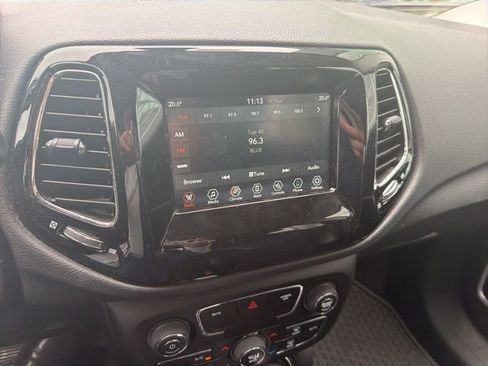 Used 2019 Jeep Compass Latitude FWD image 23