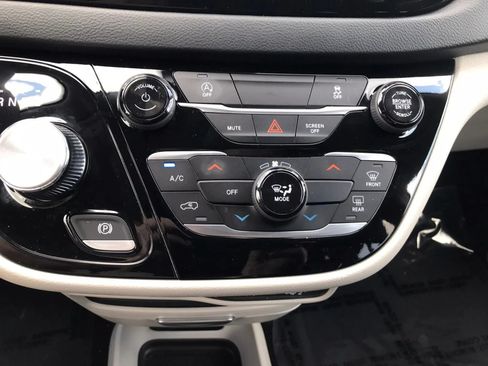 Used 2023 Chrysler Voyager LX FWD image 59