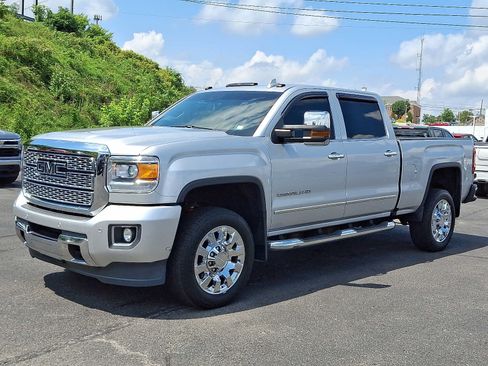 Used 2019 GMC Sierra 2500 Denali w/ Suspension Package, Off-Road AWD/4WD image 3