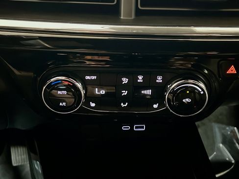 Used 2025 Chevrolet Trax RS FWD image 11