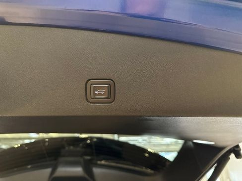 Used 2023 Cadillac XT6 Premium Luxury w/ Platinum Package AWD/4WD image 17