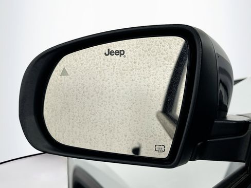 Used 2025 Jeep Compass Latitude image 16