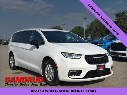 New 2025 Chrysler Pacifica Select