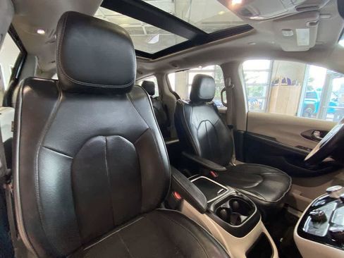 Used 2018 Chrysler Pacifica Limited FWD image 29