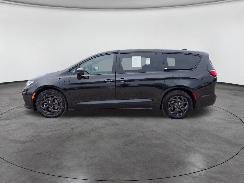 Used 2022 Chrysler Pacifica Touring-L w/ Uconnect Theater Family Group FWD image 5