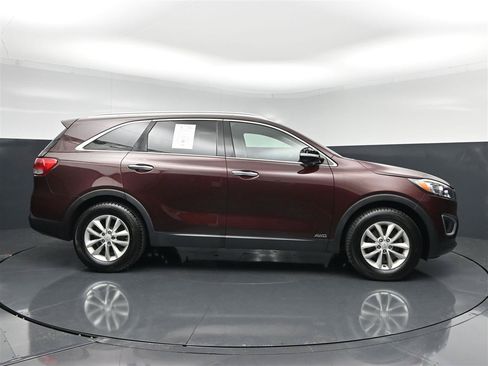 Used 2018 Kia Sorento AWD image 4