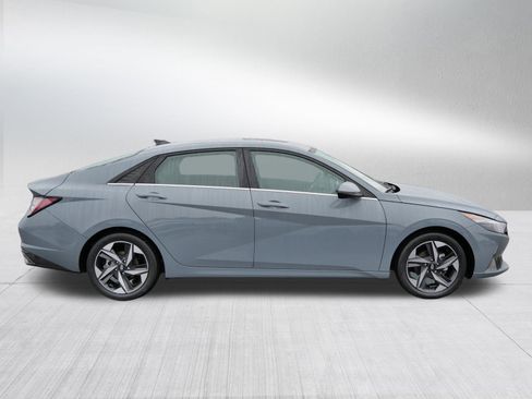 Certified 2022 Hyundai Elantra Limited w/ Preferred Accessory Package image 8