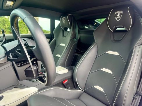 Used 2021 Lamborghini Huracan EVO RWD image 2
