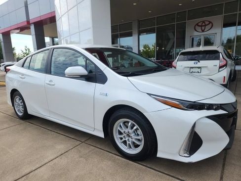 Used 2022 Toyota Prius Prime LE FWD image 4