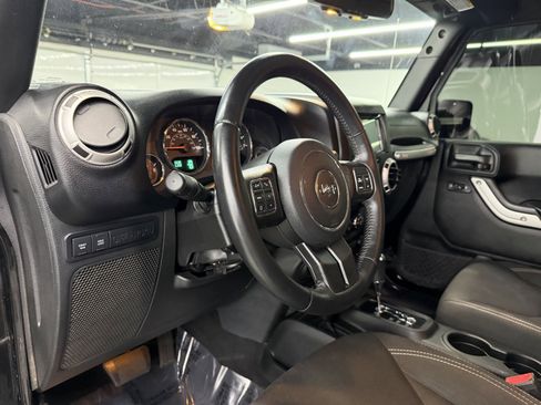 Used 2017 Jeep Wrangler Unlimited Rubicon w/ Connectivity Group image 17