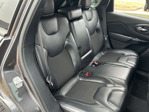 Used 2021 Jeep Cherokee Latitude Plus image 17