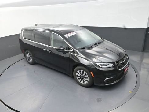 Used 2023 Chrysler Pacifica Touring-L image 25