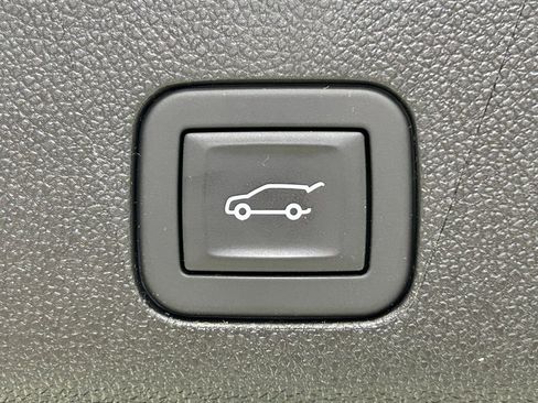 Used 2025 Chevrolet Tahoe High Country AWD/4WD image 17