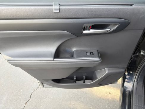 Used 2025 Toyota Highlander XLE AWD/4WD image 26