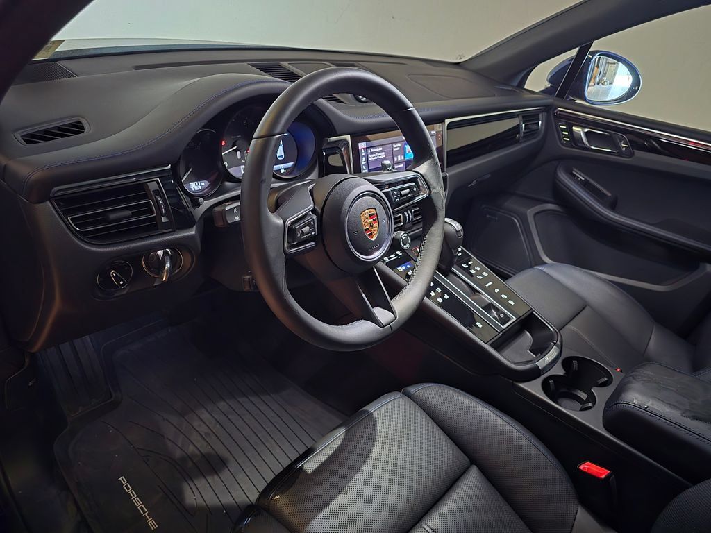 Certified 2026 Porsche Macan AWD/4WD image 4