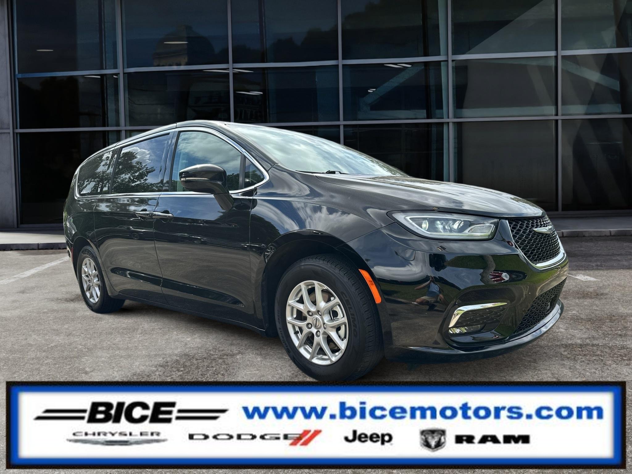 Used 2024 Chrysler Pacifica Touring-L FWD image 1