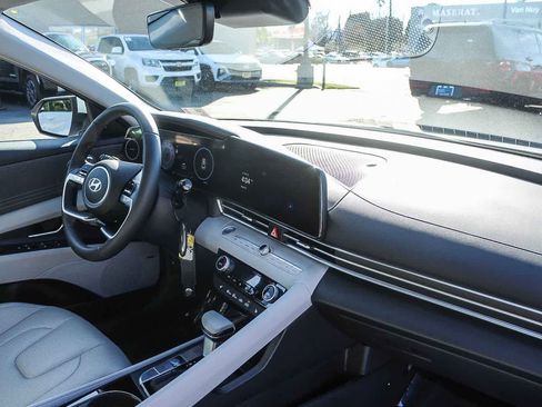 Certified 2025 Hyundai Elantra Limited image 22
