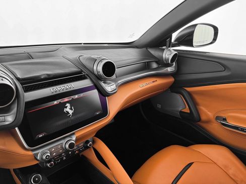 Used 2018 Ferrari GTC4Lusso T image 18