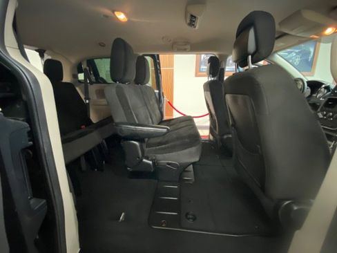 Used 2018 Dodge Grand Caravan SE image 17