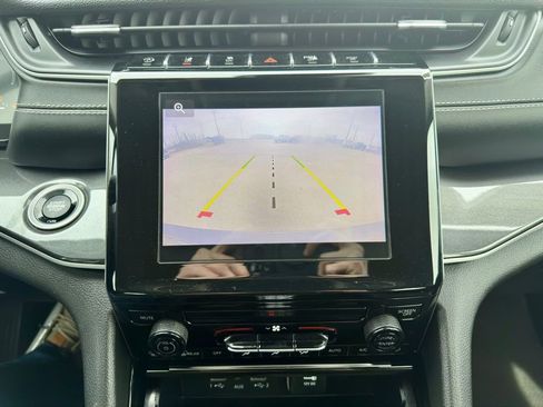 Used 2023 Jeep Grand Cherokee L Laredo image 23