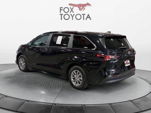 Used 2025 Toyota Sienna LE image 4