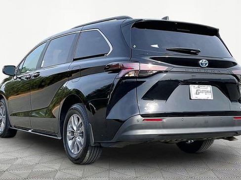 Used 2025 Toyota Sienna XLE image 4