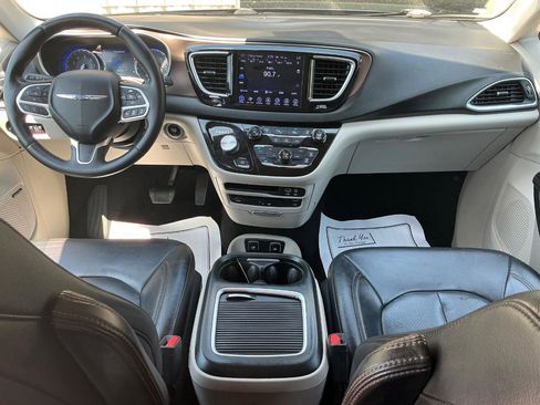 Used 2017 Chrysler Pacifica Touring-L Plus w/ Advanced Safetytec Group FWD image 17