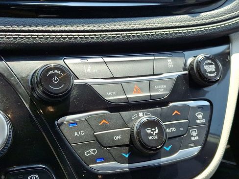 Used 2022 Chrysler Pacifica Touring-L FWD image 16