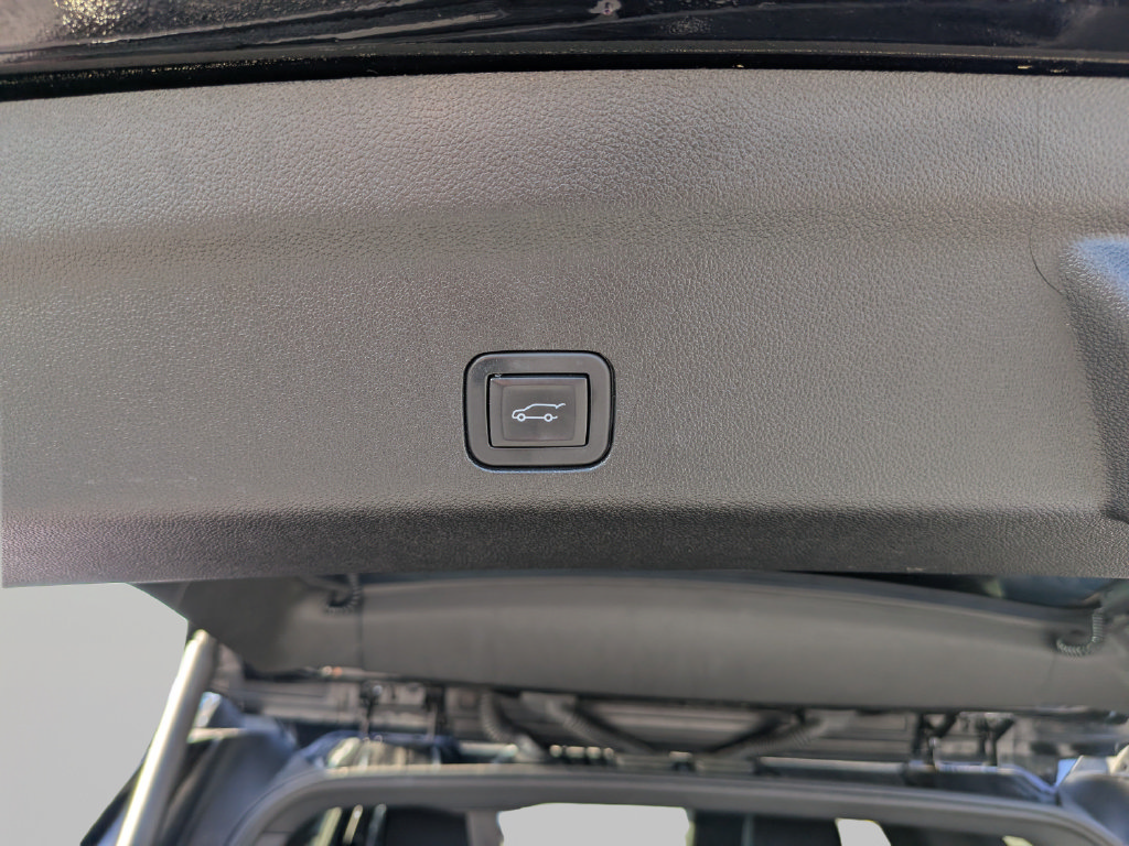 Used 2024 Chevrolet Tahoe High Country AWD/4WD image 11