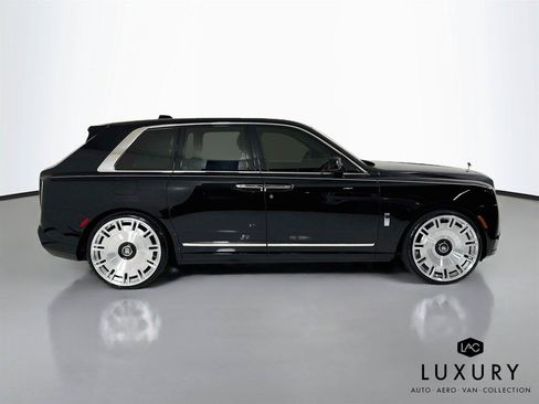 Used 2025 Rolls-Royce Cullinan AWD/4WD image 4