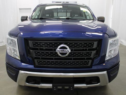 Used 2022 Nissan Titan SV image 3
