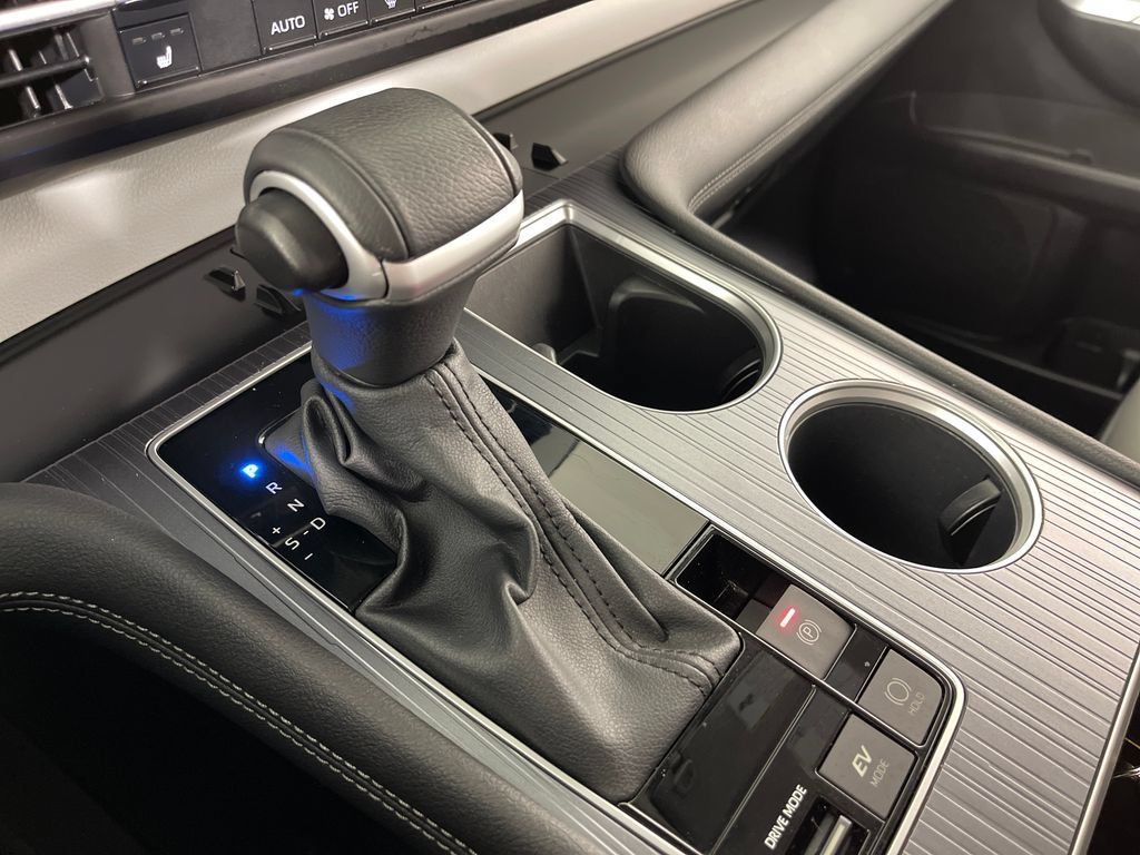 Certified 2025 Toyota Sienna XLE FWD image 22