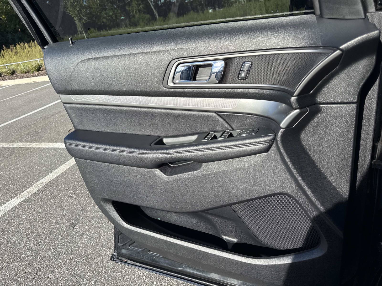 Used 2018 Ford Explorer XLT w/ Equipment Group 202A AWD/4WD image 18