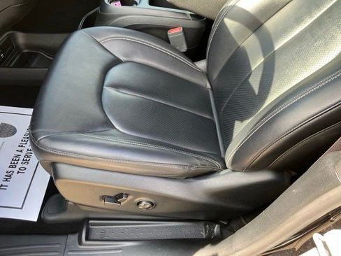 Used 2025 Chrysler Pacifica Select FWD image 12
