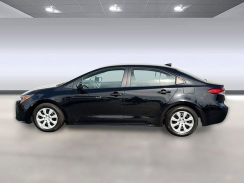 Used 2025 Toyota Corolla LE image 2