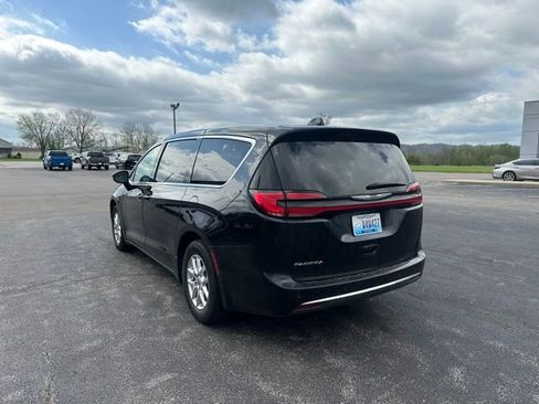 Used 2024 Chrysler Pacifica Touring-L image 3