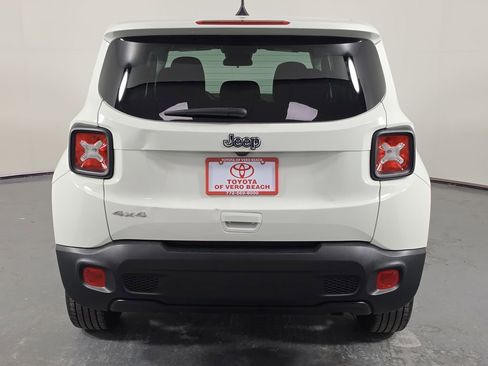 Used 2023 Jeep Renegade Latitude AWD/4WD image 5