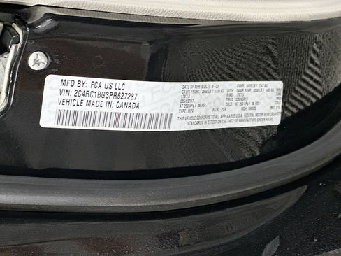 Used 2023 Chrysler Pacifica Touring-L image 12