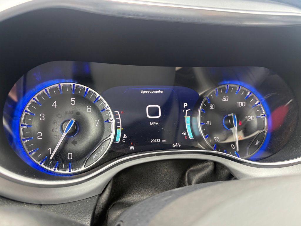 Used 2025 Chrysler Pacifica Limited FWD image 43