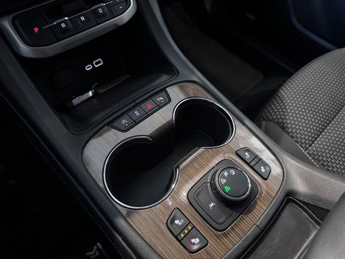 Certified 2022 GMC Acadia SLE w/ Driver Convenience Package image 23