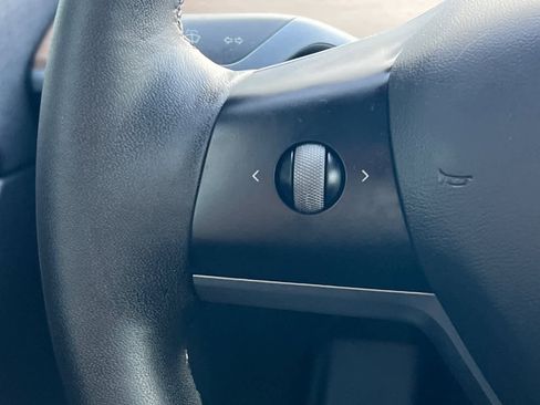 Used 2021 Tesla Model Y Standard Range image 30