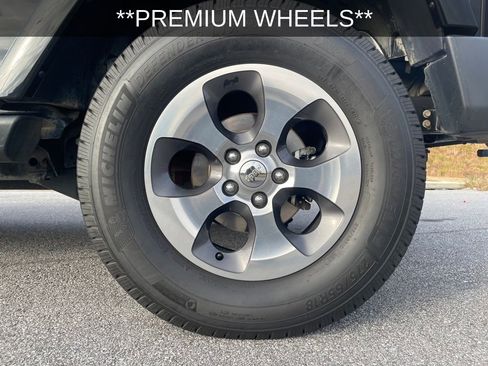 Used 2017 Jeep Wrangler Unlimited Sahara w/ Connectivity Group image 11