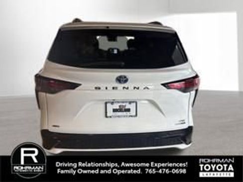 Used 2023 Toyota Sienna XSE w/ XSE Plus Package image 7