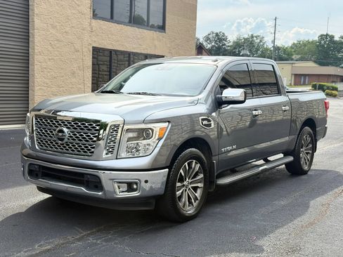 Used 2017 Nissan Titan SL RWD image 2