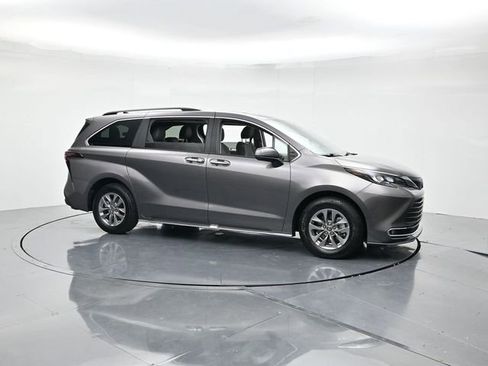 Used 2024 Toyota Sienna XLE image 3